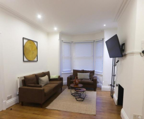 Modern 4-Bed Home Sleeps 8
